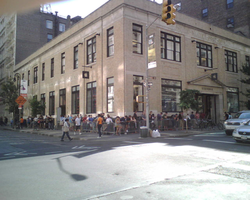 Cola en frente de la tienda de Apple en Soho, NYC